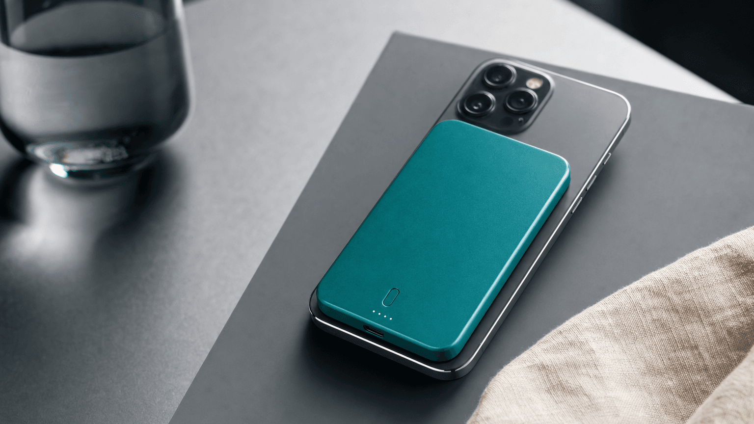 Anker Nano Power Bank、磁石でピタッと貼り付く薄型バッテリーがセール中